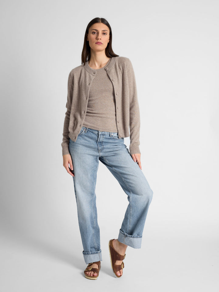 Cashmere cardigan "Ingrid" in 100% pure cashmere. Scandinavian design by Kashmina. Color: Toast.