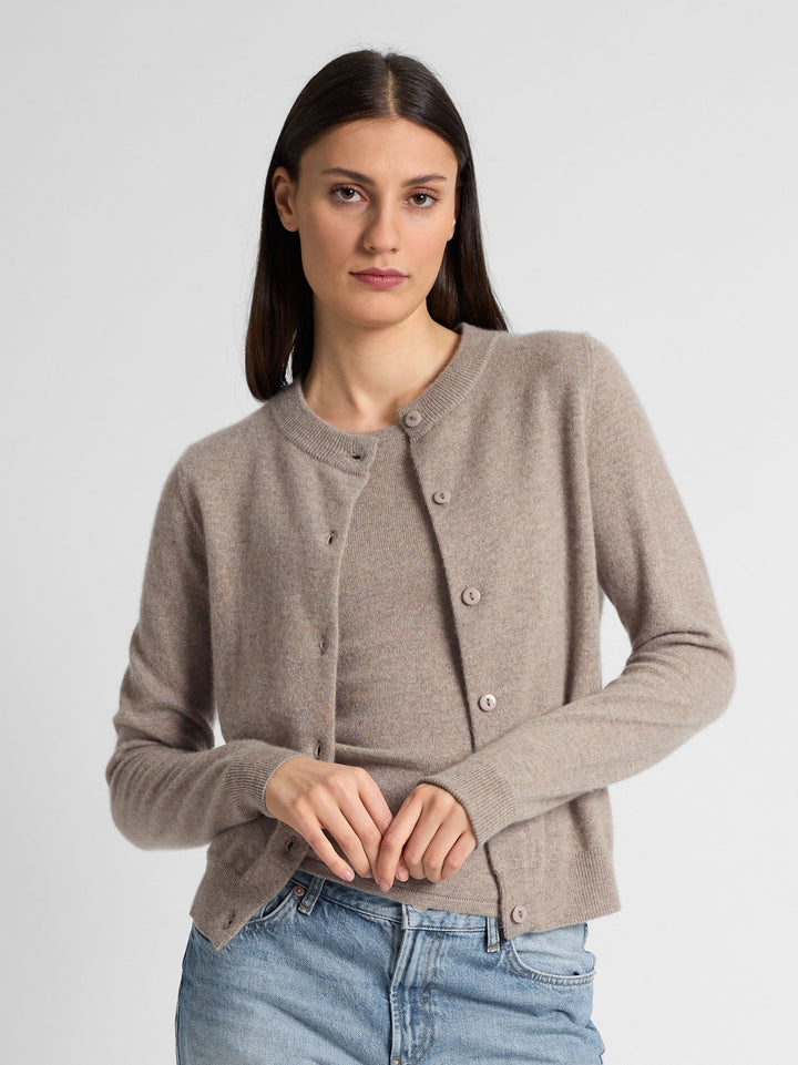 Cashmere cardigan "Ingrid" in 100% pure cashmere. Scandinavian design by Kashmina. Color: Toast.