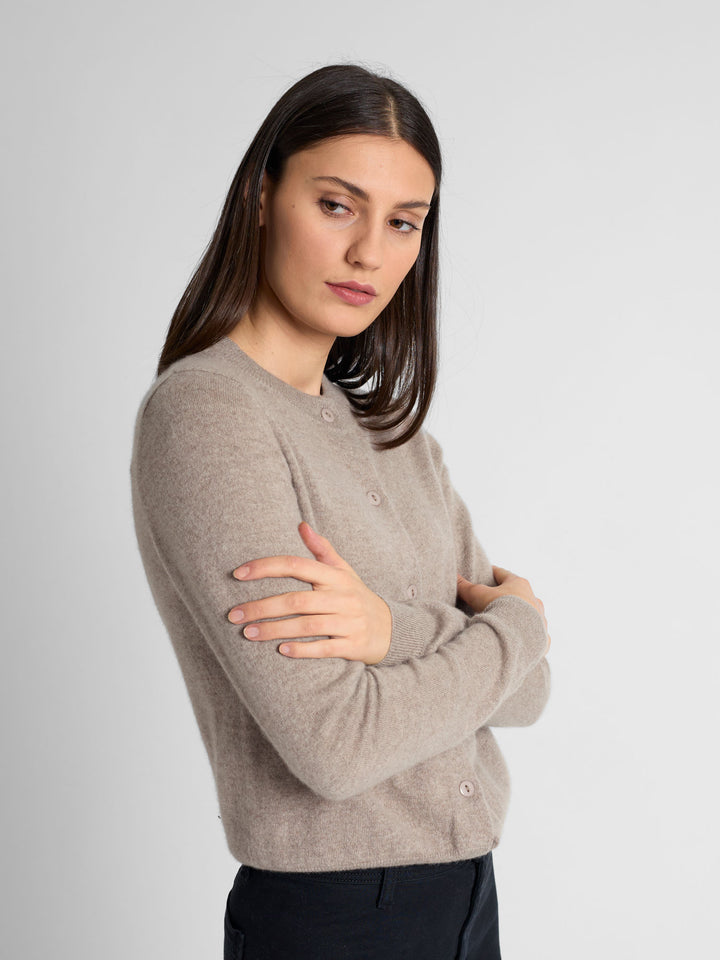 Cashmere cardigan "Ingrid" in 100% pure cashmere. Scandinavian design by Kashmina. Color: Toast.