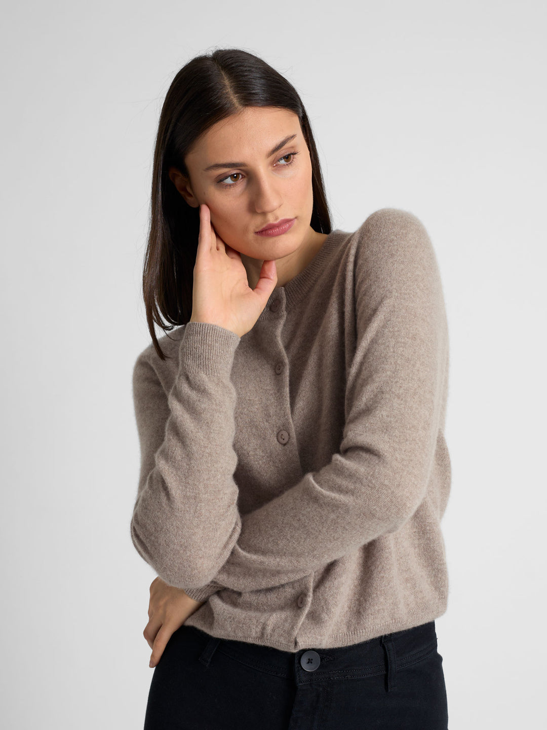 Cashmere cardigan "Ingrid" in 100% pure cashmere. Scandinavian design by Kashmina. Color: Toast.