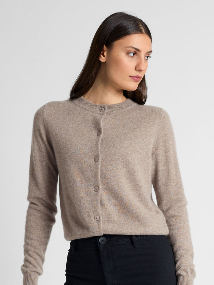 Cashmere cardigan "Ingrid" in 100% pure cashmere. Scandinavian design by Kashmina. Color: Toast.