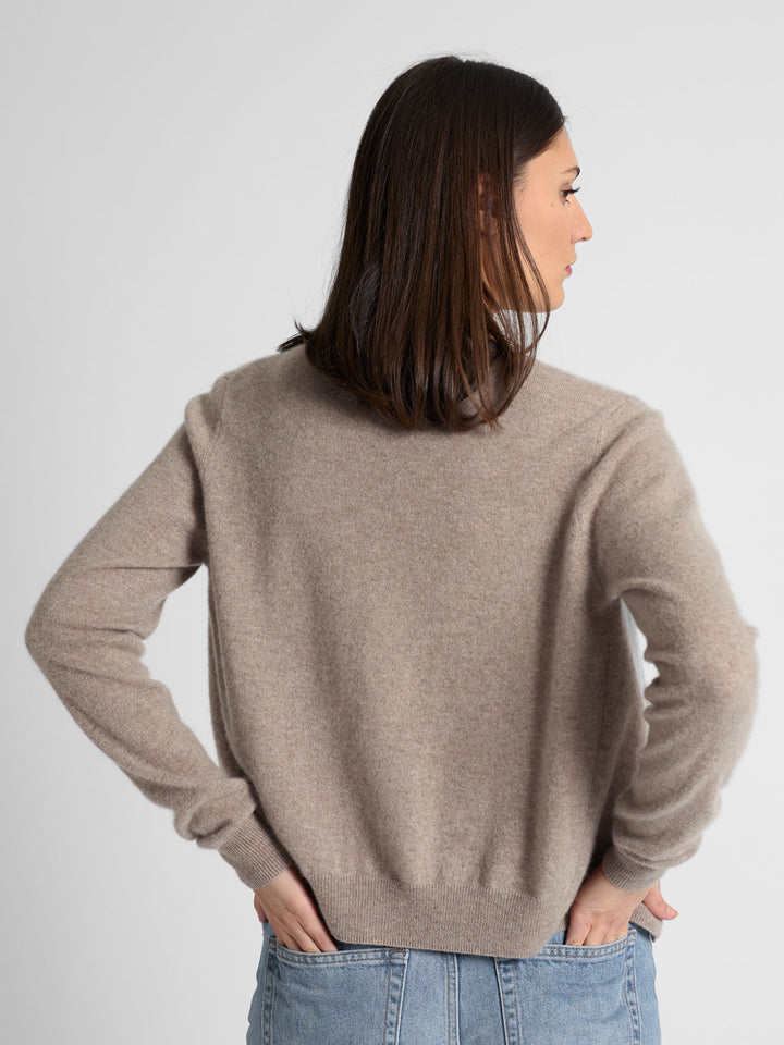 Cashmere cardigan "Ingrid" in 100% pure cashmere. Scandinavian design by Kashmina. Color: Toast.