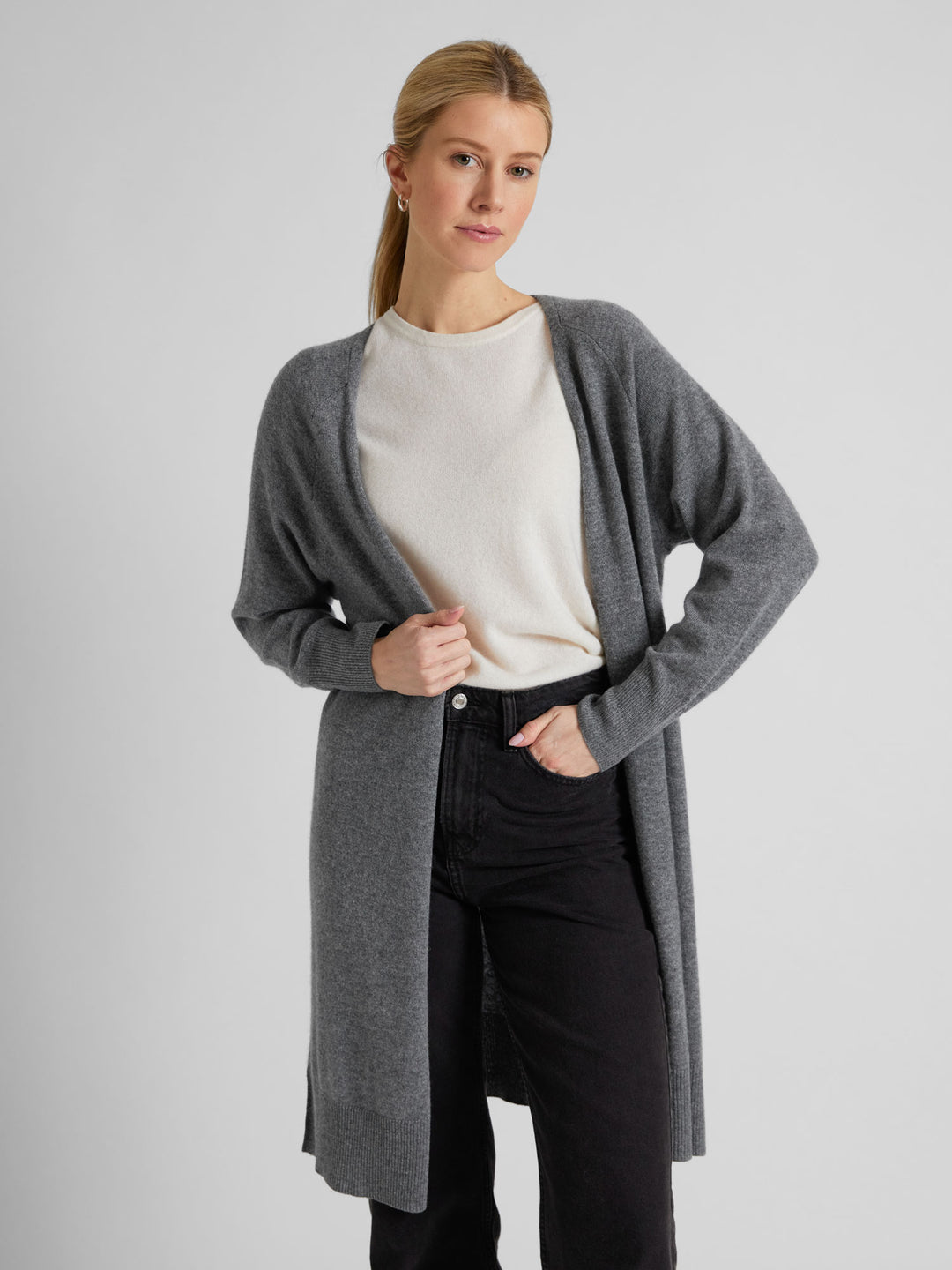 Long cashmere cardigan "Linnea" in 100% pure cashmere. Scandinavian design by Kashmina. Color: Dark grey.