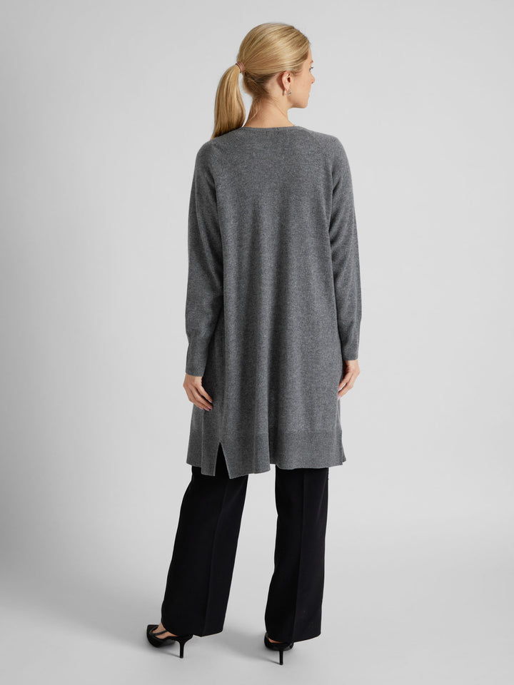Long cashmere cardigan "Linnea" in 100% pure cashmere. Scandinavian design by Kashmina. Color: Dark grey.