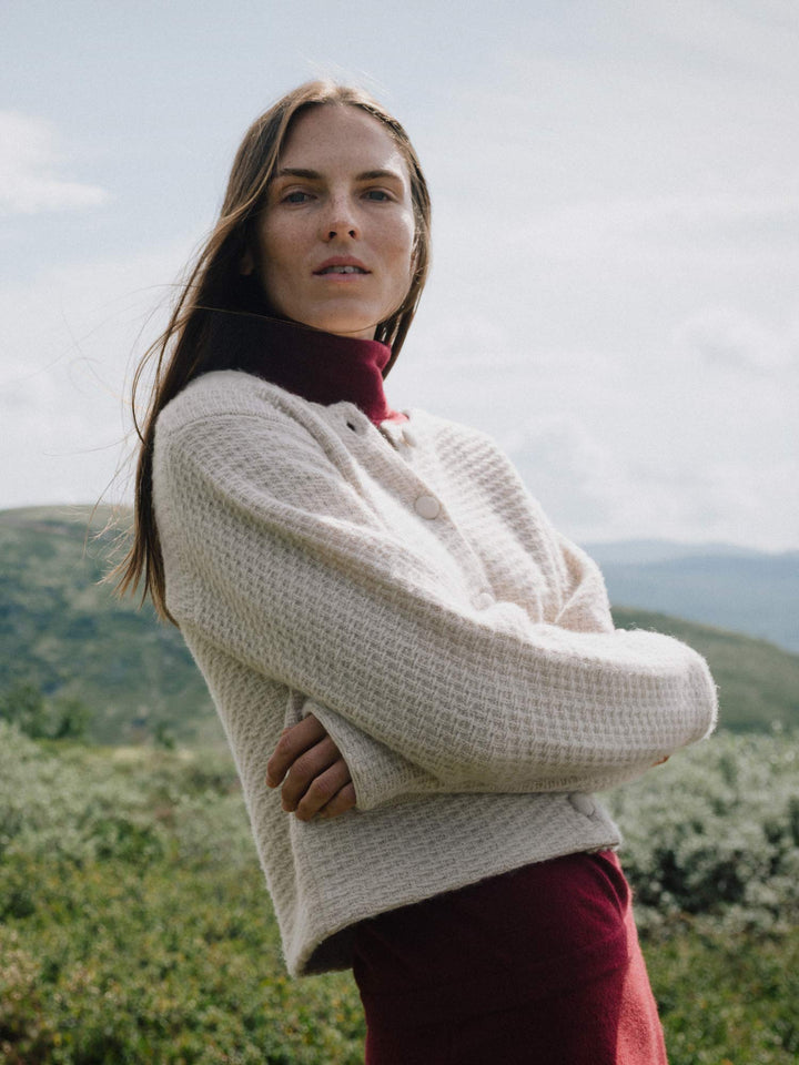 Cashmere jacket "Luna" in 100% cashmere. Scandinavian design by Kashmina. Color: Cream.