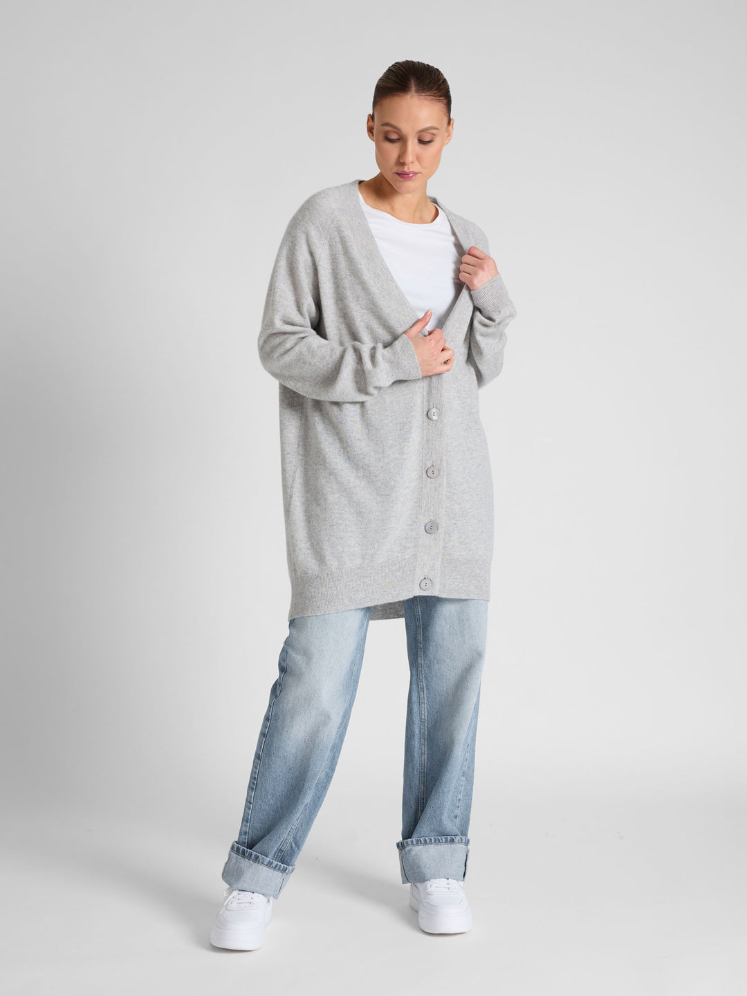 Cashmere cardigan "Lykke" 100% pure cashmere. Scandinavian design by Kashmina. Color: Light Grey