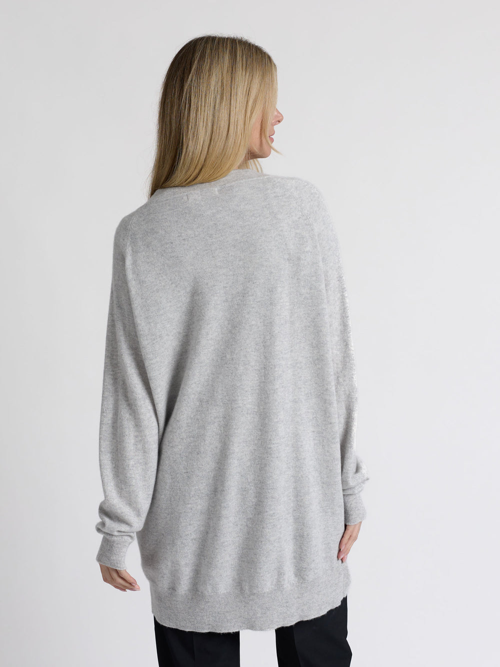 Cashmere cardigan "Lykke" 100% pure cashmere. Scandinavian design by Kashmina. Color: Light Grey