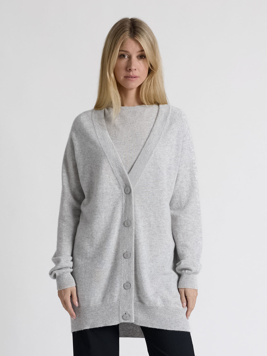 Cashmere cardigan "Lykke" 100% pure cashmere. Scandinavian design by Kashmina. Color: Light Grey