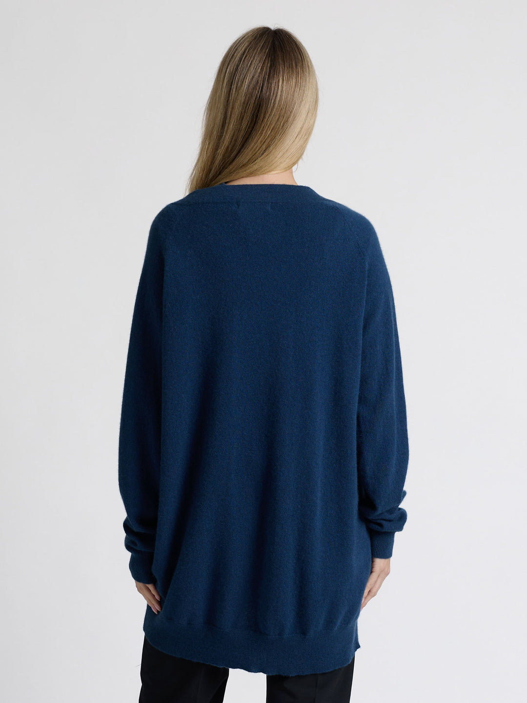 Cashmere cardigan "Lykke" 100% pure cashmere. Scandinavian design. Color: Mountain Blue.