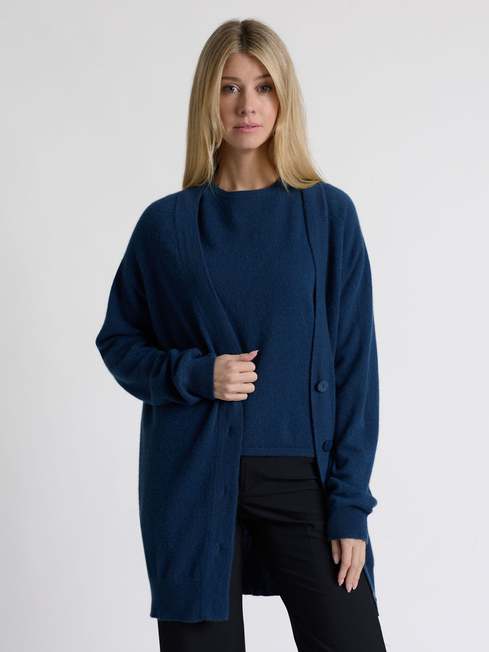 Cashmere cardigan "Lykke" 100% pure cashmere. Scandinavian design. Color: Mountain Blue.