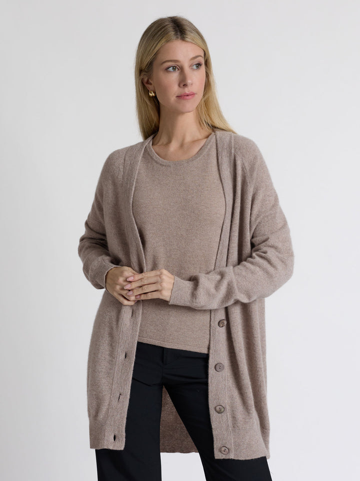 Cashmere cardigan "Lykke" in 100% pure cashmere. Scandinavian design by Kashmina. Color: Toast.