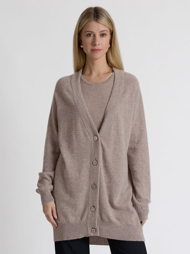 Cashmere cardigan "Lykke" in 100% pure cashmere. Scandinavian design by Kashmina. Color: Toast.