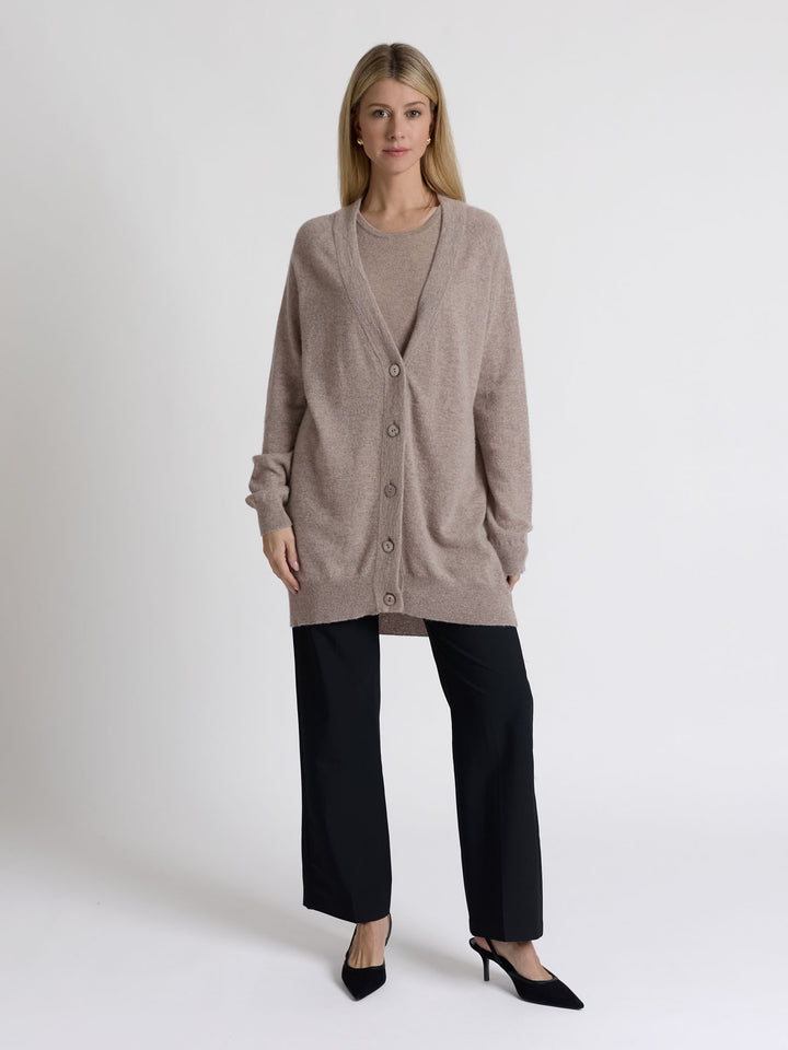 Cashmere cardigan "Lykke" in 100% pure cashmere. Scandinavian design by Kashmina. Color: Toast.