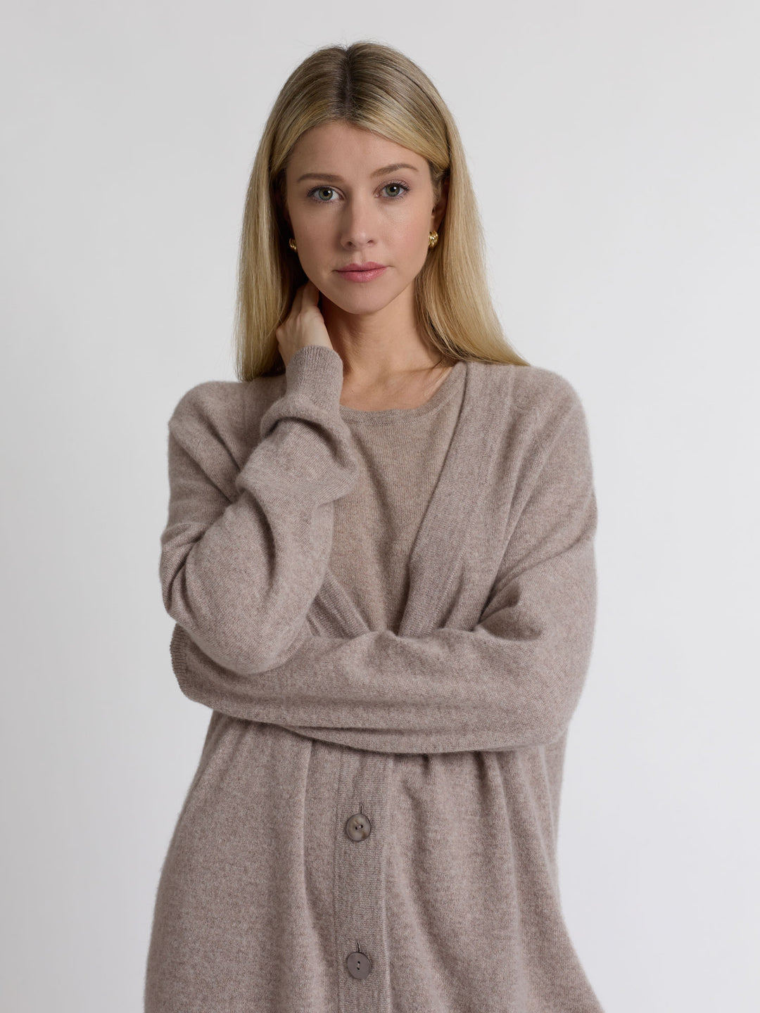 Cashmere cardigan "Lykke" in 100% pure cashmere. Scandinavian design by Kashmina. Color: Toast.