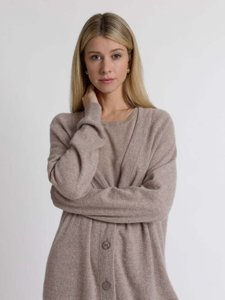 Cashmere cardigan "Lykke" in 100% pure cashmere. Scandinavian design by Kashmina. Color: Toast.