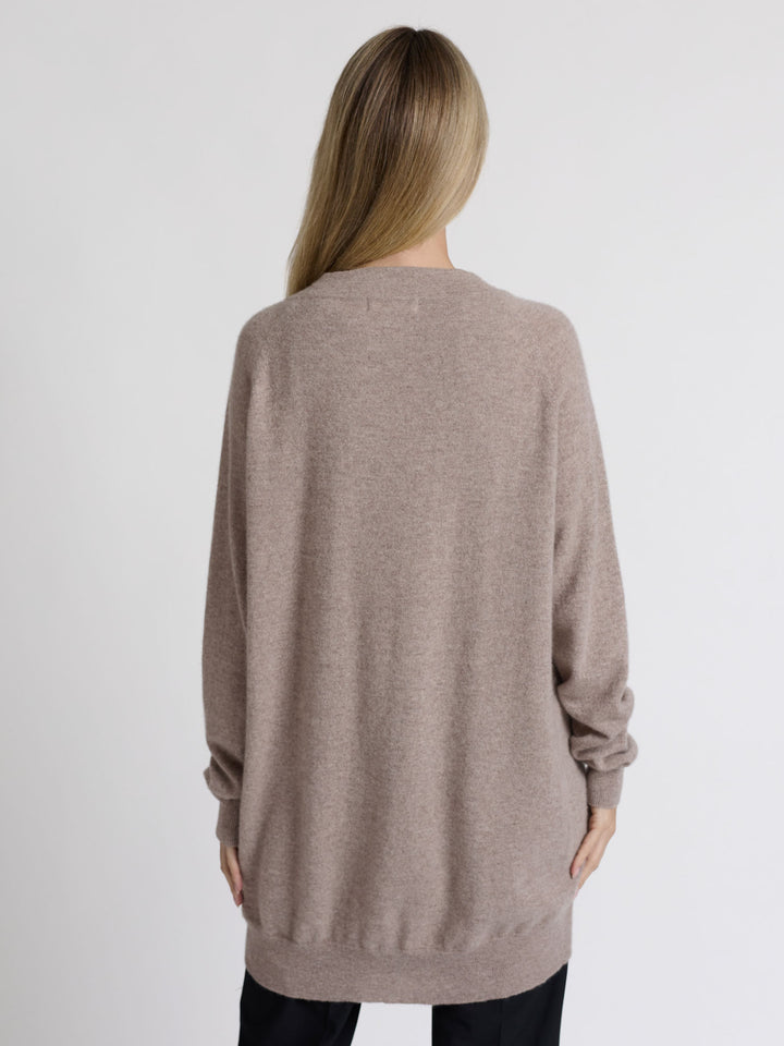 Cashmere cardigan "Lykke" in 100% pure cashmere. Scandinavian design by Kashmina. Color: Toast.