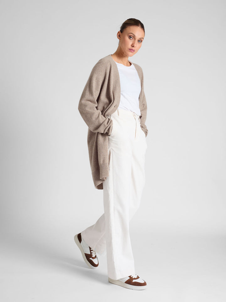 Cashmere cardigan "Lykke" in 100% pure cashmere. Scandinavian design by Kashmina. Color: Toast.