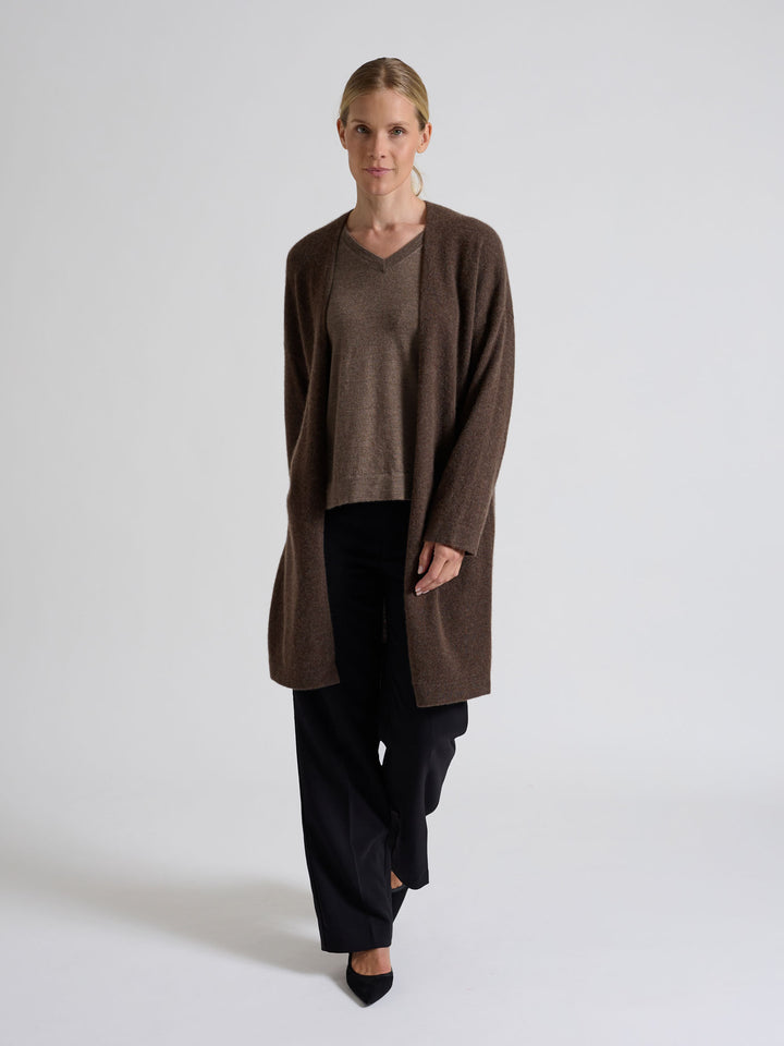 Cashmere long cardigan "Magni" in 100% pure cashmere. Scandinavian design by Kashmina. Color; Dark Brown.