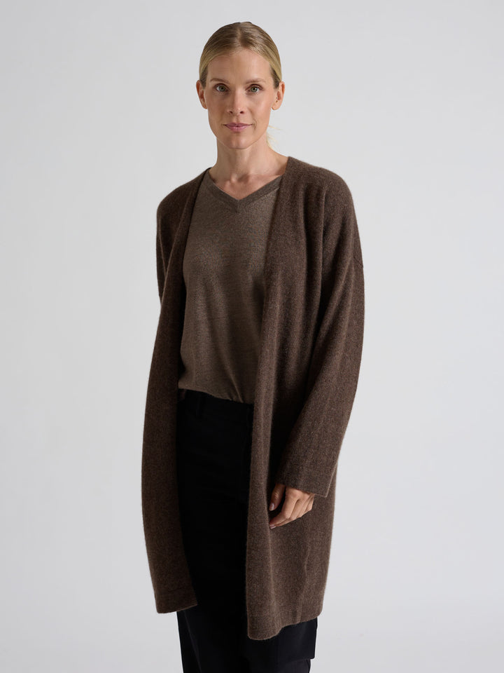 Cashmere long cardigan "Magni" in 100% pure cashmere. Scandinavian design by Kashmina. Color; Dark Brown.