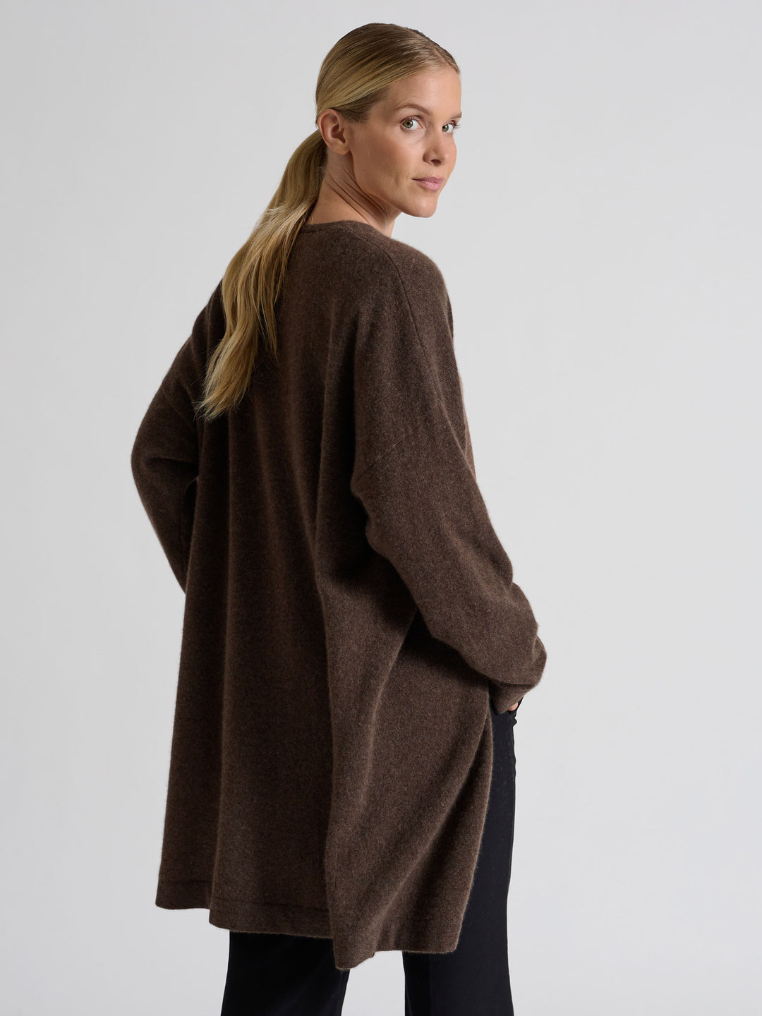 Cashmere long cardigan "Magni" in 100% pure cashmere. Scandinavian design by Kashmina. Color; Dark Brown.