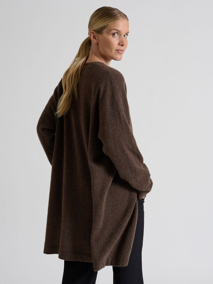 Cashmere long cardigan "Magni" in 100% pure cashmere. Scandinavian design by Kashmina. Color; Dark Brown.