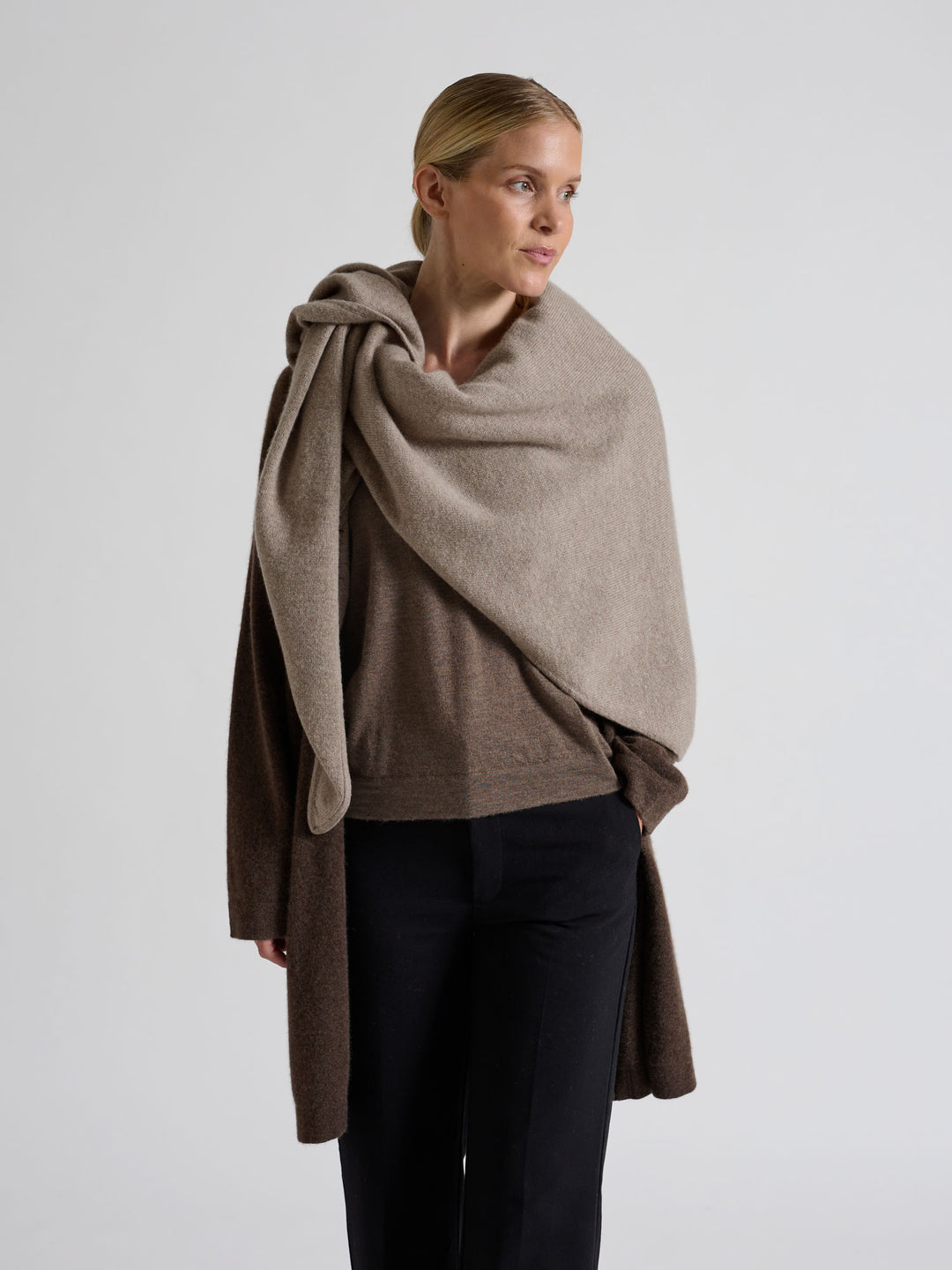 Cashmere long cardigan "Magni" in 100% pure cashmere. Scandinavian design by Kashmina. Color; Dark Brown.