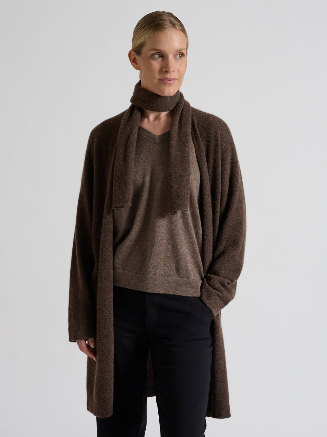 Cashmere long cardigan "Magni" in 100% pure cashmere. Scandinavian design by Kashmina. Color; Dark Brown.