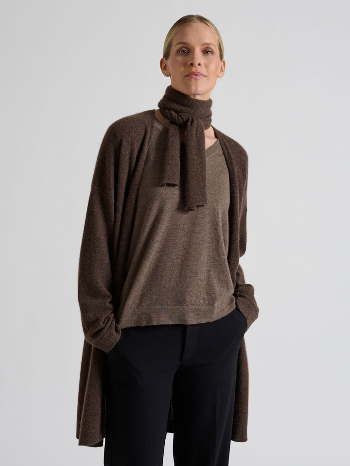 Cashmere long cardigan "Magni" in 100% pure cashmere. Scandinavian design by Kashmina. Color; Dark Brown.