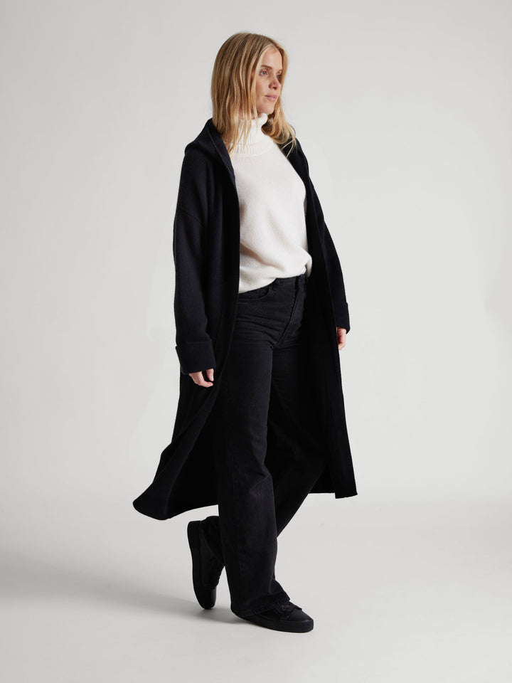 Cashmere coat "Nora" in 100% pure cashmere. Scandinavian design by Kashmina. Cashmere hooded cardigan. Color: Black.