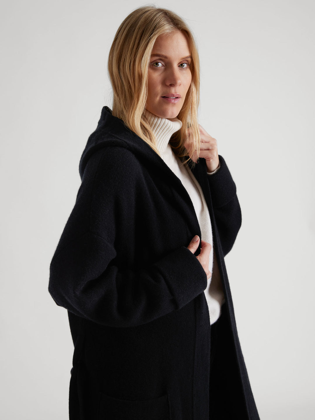 Cashmere coat "Nora" in 100% pure cashmere. Scandinavian design by Kashmina. Cashmere hooded cardigan. Color: Black.