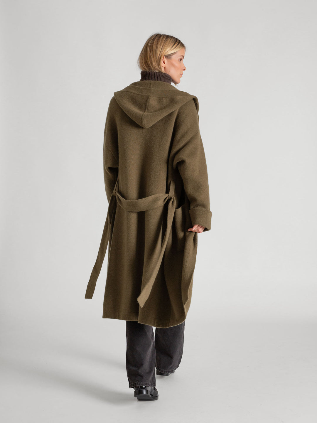 Cashmere coat "Nora" in 100% pure cashmere. Scandinavian design by Kashmina. Cashmere hooded cardigan. Color: Hunter (deep green).