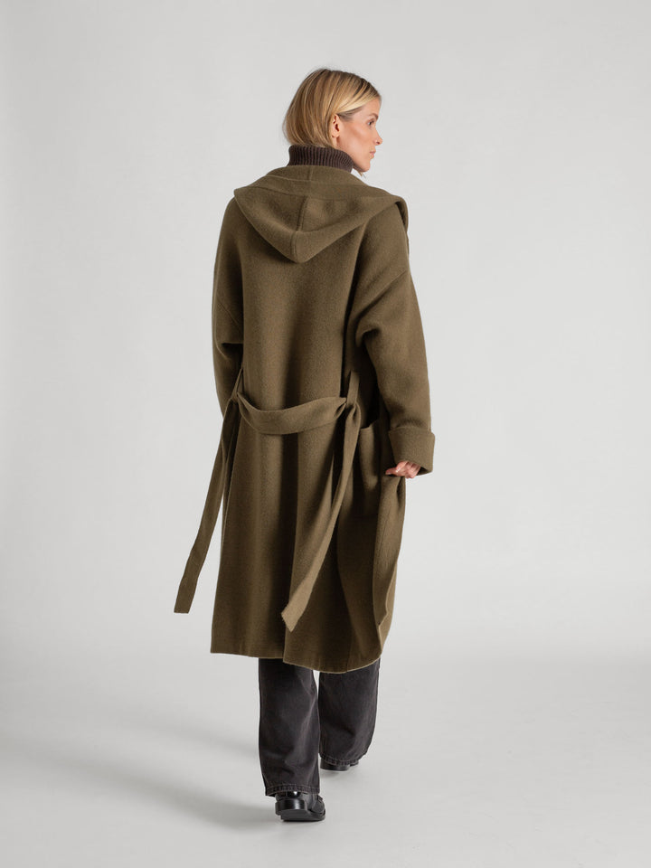 Cashmere coat "Nora" in 100% pure cashmere. Scandinavian design by Kashmina. Cashmere hooded cardigan. Color: Hunter (deep green).