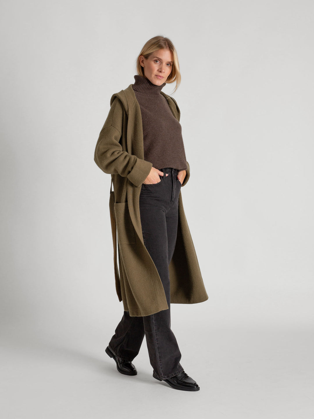 Cashmere coat "Nora" in 100% pure cashmere. Scandinavian design by Kashmina. Cashmere hooded cardigan. Color: Hunter (deep green).