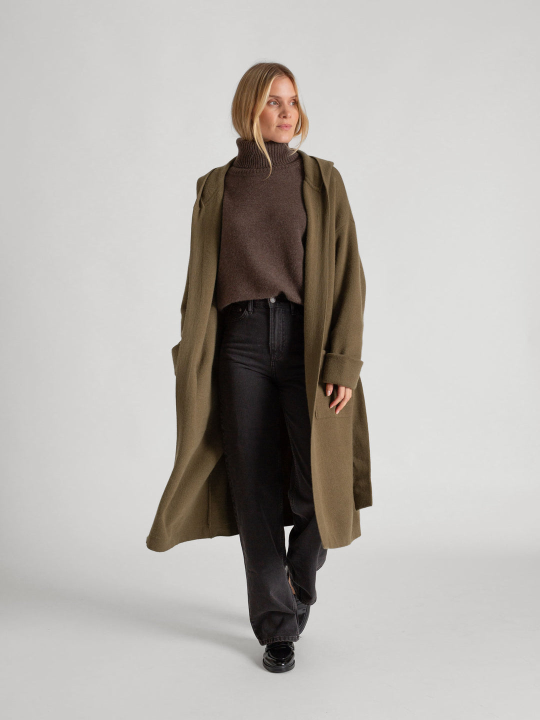 Cashmere coat "Nora" in 100% pure cashmere. Scandinavian design by Kashmina. Cashmere hooded cardigan. Color: Hunter (deep green).