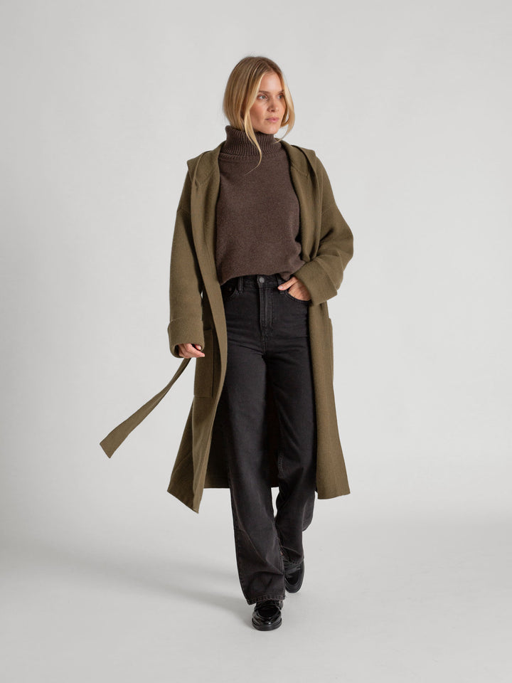 Cashmere coat "Nora" in 100% pure cashmere. Scandinavian design by Kashmina. Cashmere hooded cardigan. Color: Hunter (deep green).