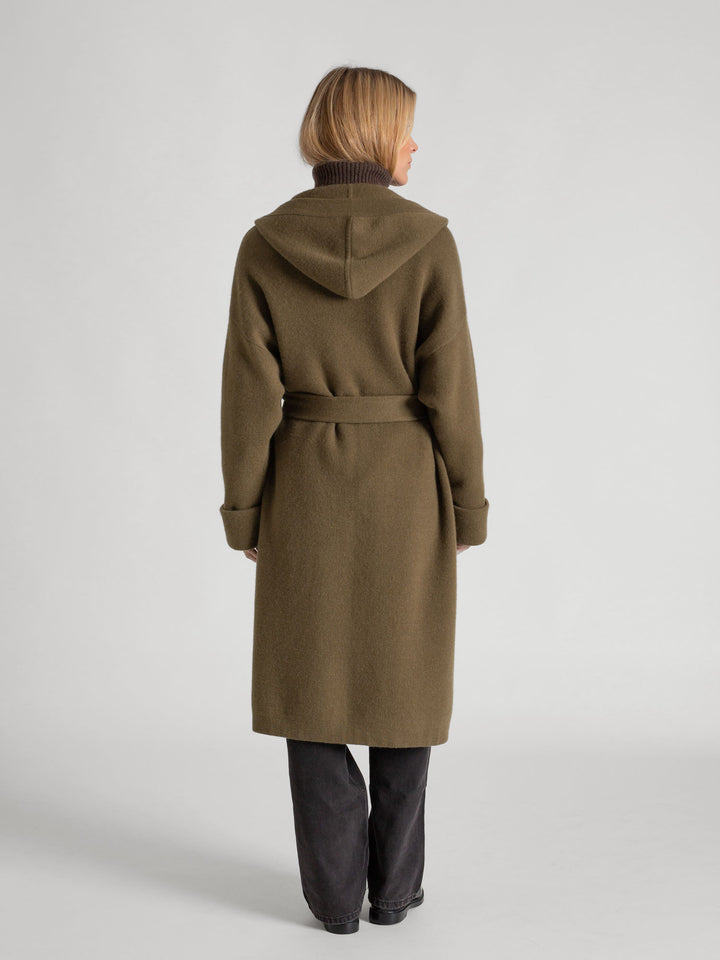 Cashmere coat "Nora" in 100% pure cashmere. Scandinavian design by Kashmina. Cashmere hooded cardigan. Color: Hunter (deep green).