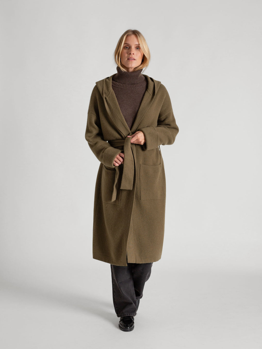 Cashmere coat "Nora" in 100% pure cashmere. Scandinavian design by Kashmina. Cashmere hooded cardigan. Color: Hunter (deep green).