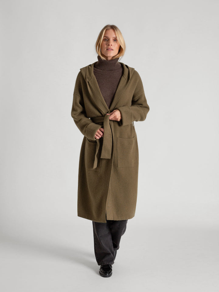 Cashmere coat "Nora" in 100% pure cashmere. Scandinavian design by Kashmina. Cashmere hooded cardigan. Color: Hunter (deep green).