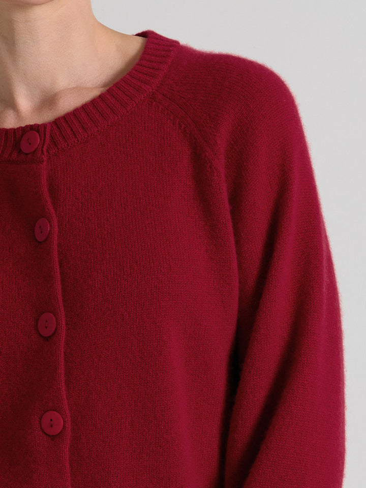 Cashmere cardigan "Randi" in 100% pure cashmere. Scandinavian design by Kashmina. Color: Aroma Red.