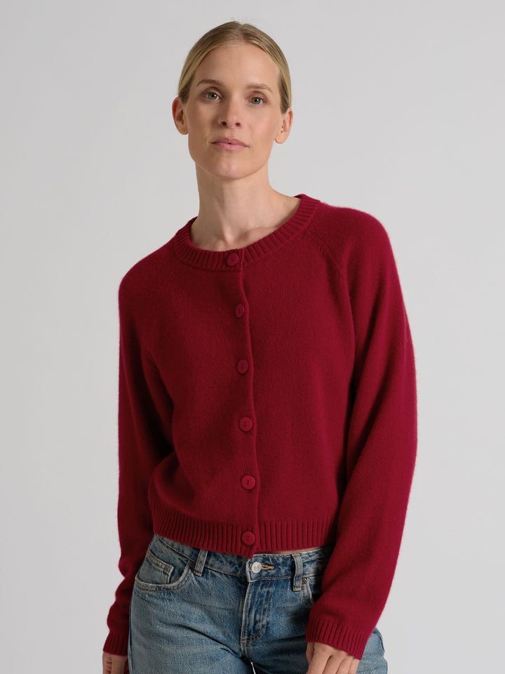 Cashmere cardigan "Randi" in 100% pure cashmere. Scandinavian design by Kashmina. Color: Aroma Red.