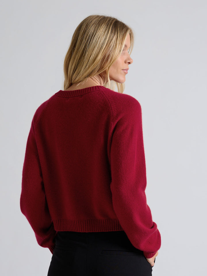 Cashmere cardigan "Randi" in 100% pure cashmere. Scandinavian design by Kashmina. Color: Aroma Red.