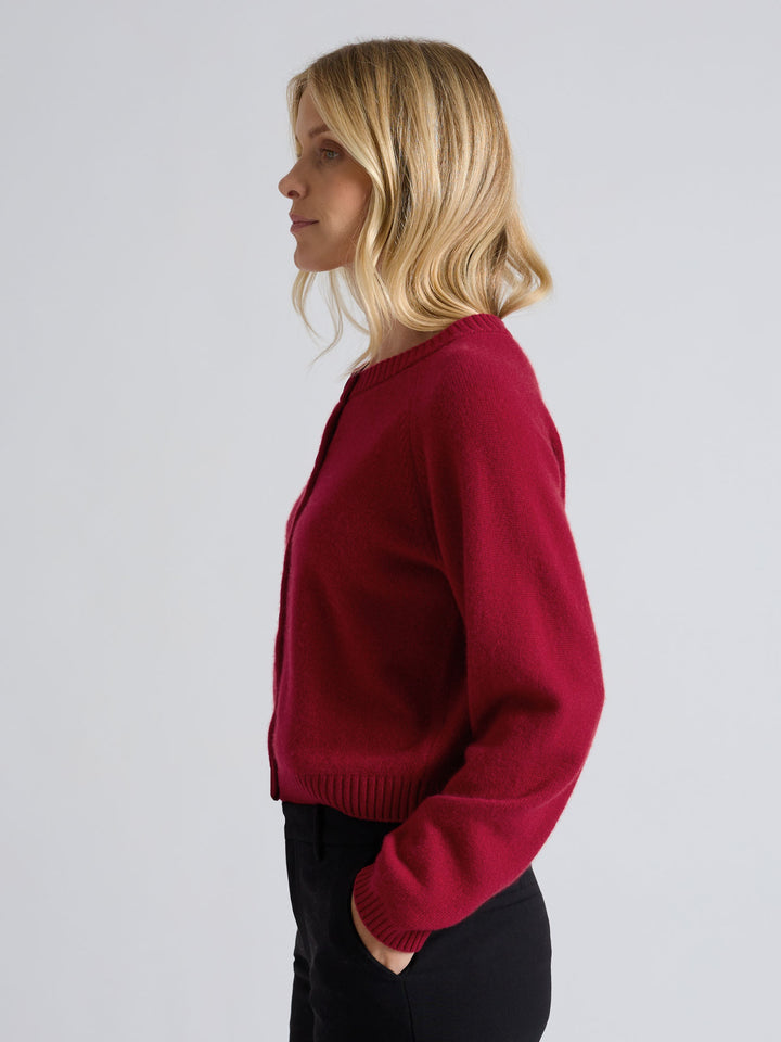 Cashmere cardigan "Randi" in 100% pure cashmere. Scandinavian design by Kashmina. Color: Aroma Red.