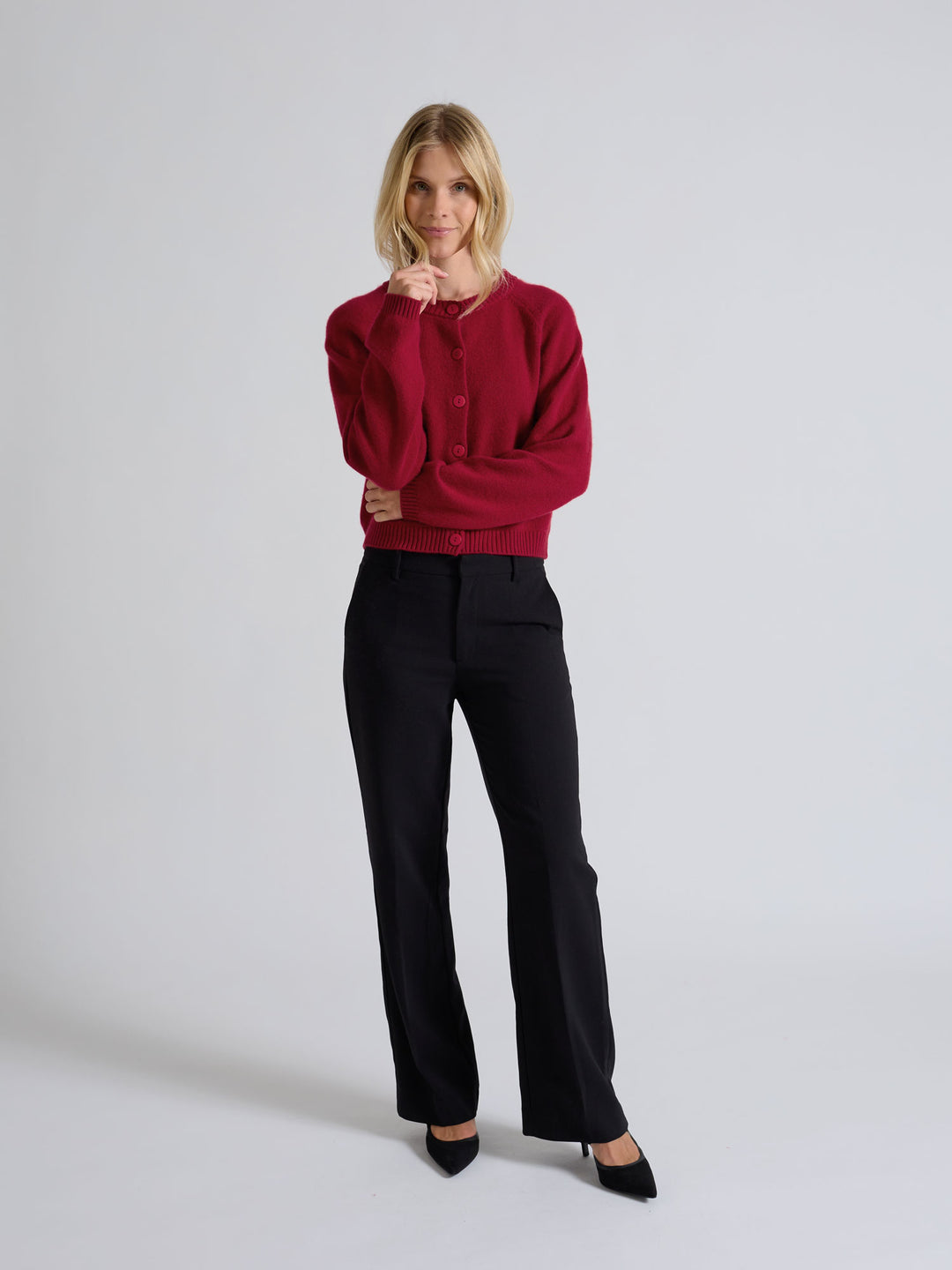 Cashmere cardigan "Randi" in 100% pure cashmere. Scandinavian design by Kashmina. Color: Aroma Red.