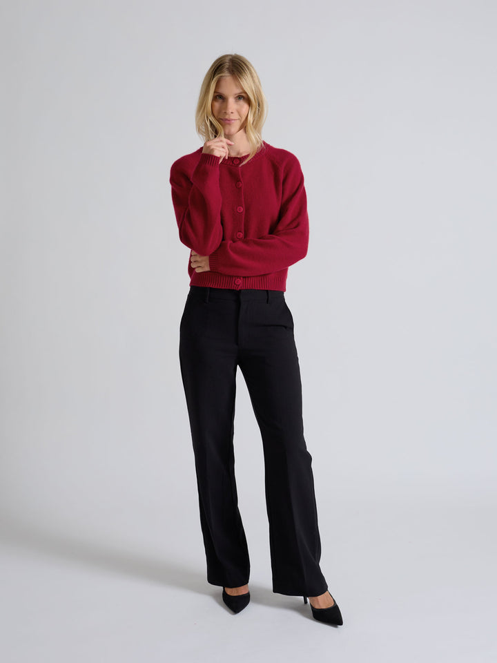 Cashmere cardigan "Randi" in 100% pure cashmere. Scandinavian design by Kashmina. Color: Aroma Red.