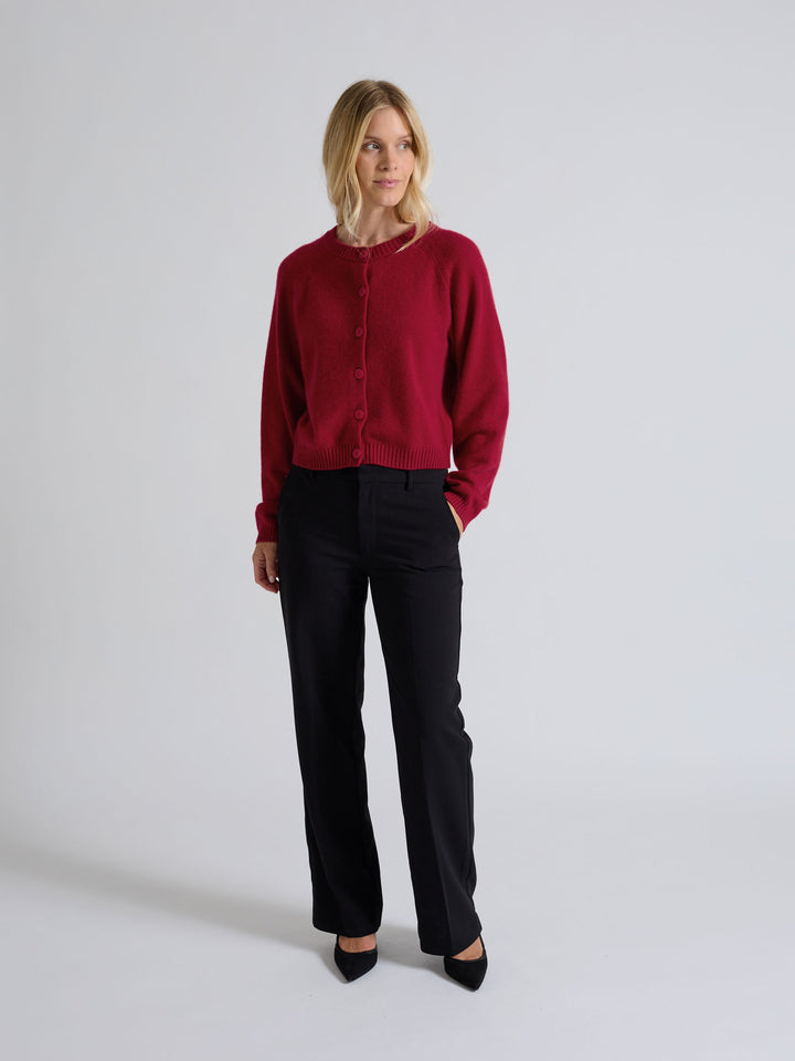 Cashmere cardigan "Randi" in 100% pure cashmere. Scandinavian design by Kashmina. Color: Aroma Red.