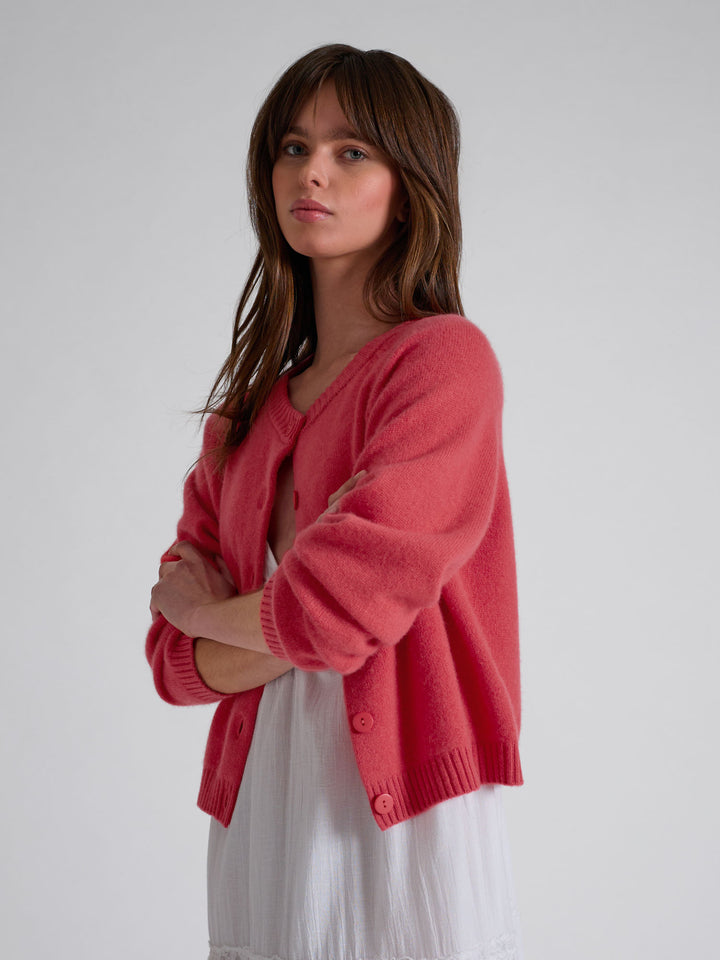 Cashmere cardigan "Randi" in 100% pure cashmere. Scandinavian design by Kashmina. Color: Coral.