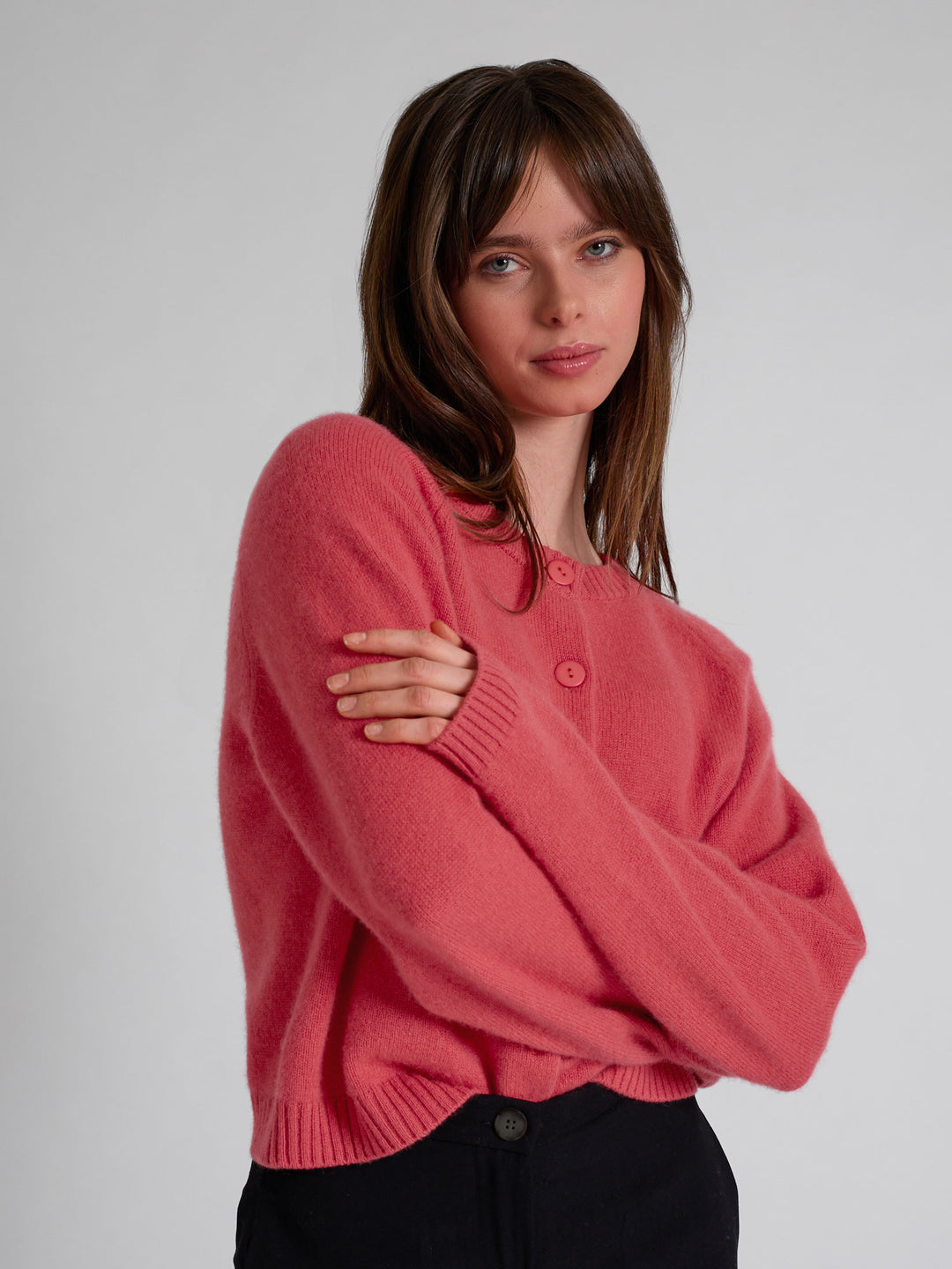 Cashmere cardigan "Randi" in 100% pure cashmere. Scandinavian design by Kashmina. Color: Coral.