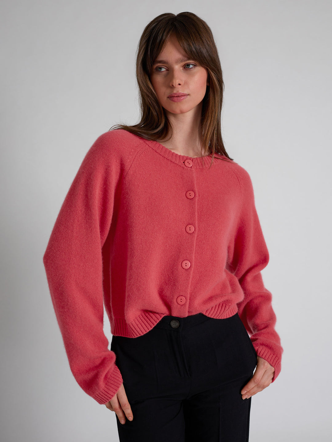 Cashmere cardigan "Randi" in 100% pure cashmere. Scandinavian design by Kashmina. Color: Coral.