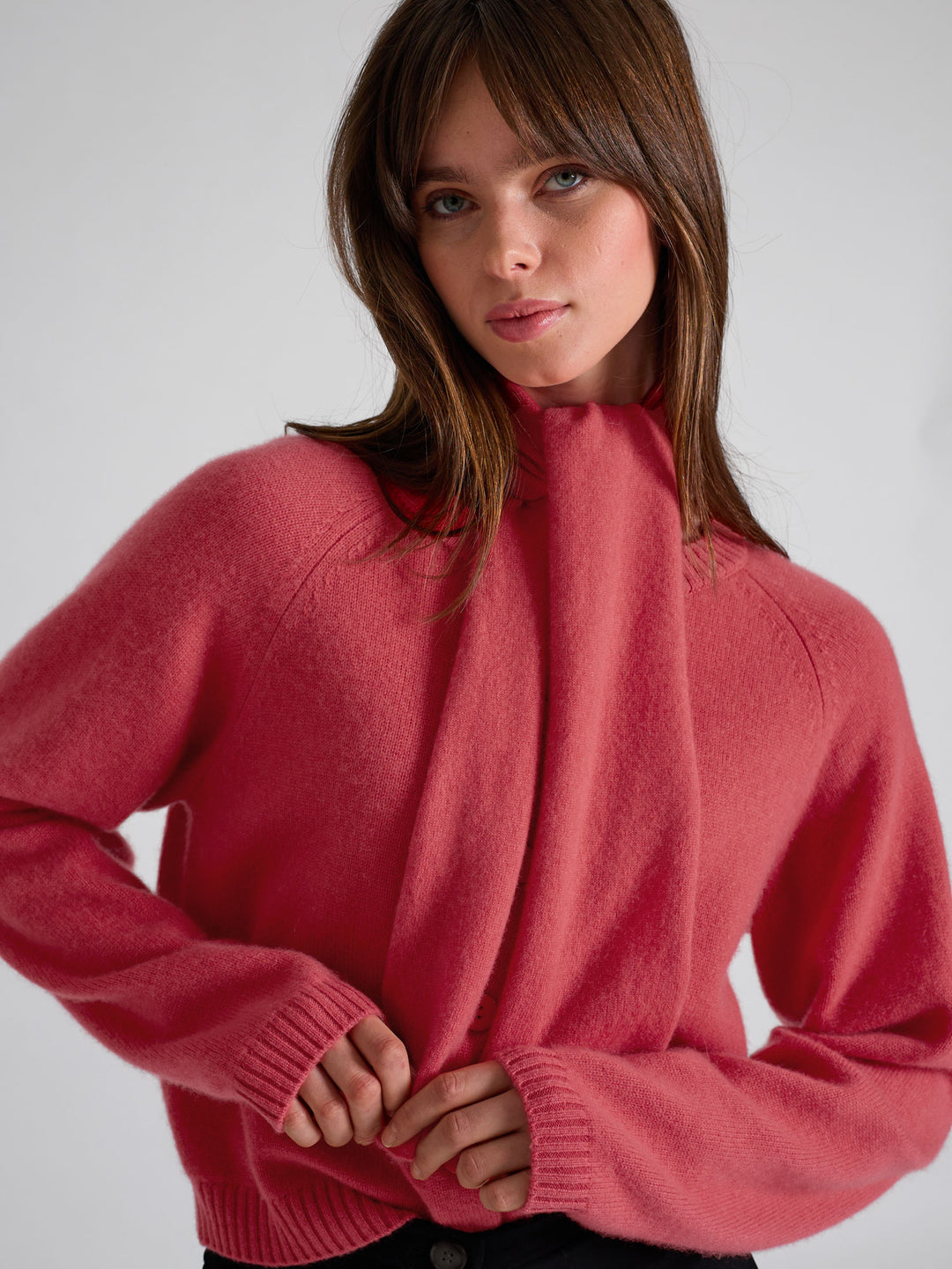 Cashmere cardigan "Randi" in 100% pure cashmere. Scandinavian design by Kashmina. Color: Coral.