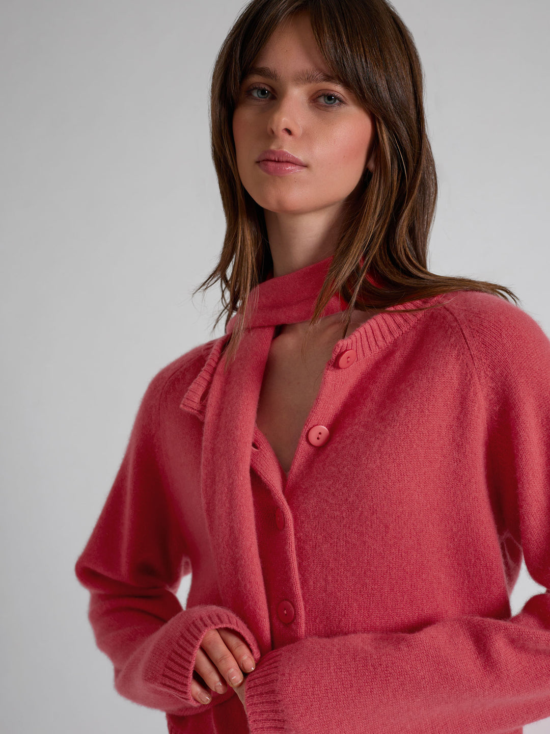 Cashmere cardigan "Randi" in 100% pure cashmere. Scandinavian design by Kashmina. Color: Coral.